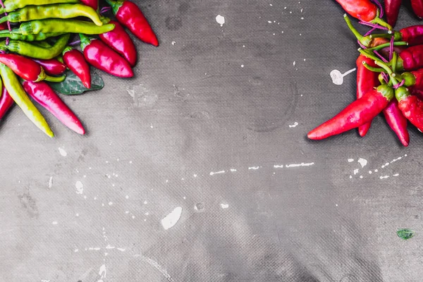 Red hot chili peppers açık havada. Karanlık kurulu arka plan üzerinde kırmızı ve yeşil biber