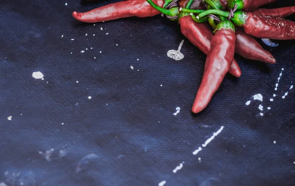 Red hot chili peppers açık havada. Karanlık kurulu arka plan üzerinde kırmızı ve yeşil biber