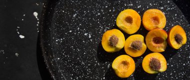 Şeftali mermer üzerinde dilim