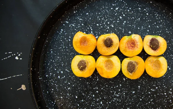 Segmenten van perziken op marmer — Gratis stockfoto