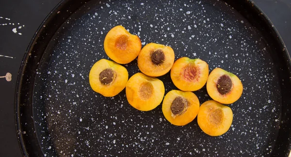 Slices of peaches on marble — Stock Photo, Image