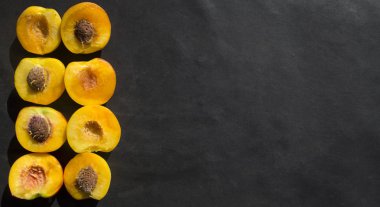 Şeftali mermer üzerinde dilim