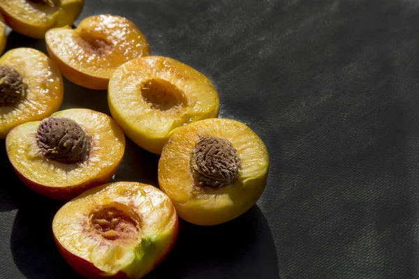 Potongan buah persik di marmer — Stok Foto