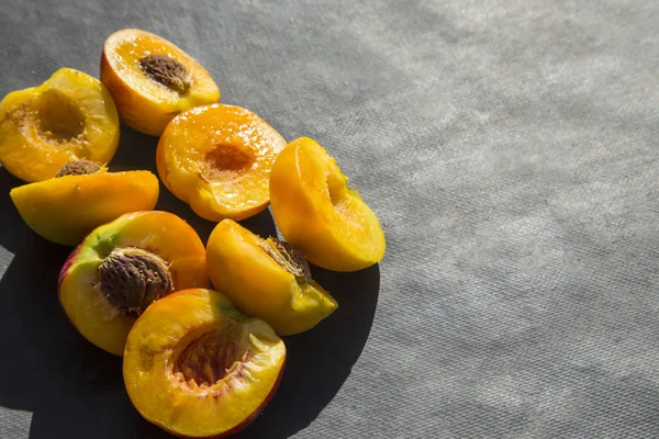 Şeftali mermer üzerinde dilim