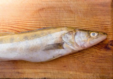 Ahşap kesme tahtası üzerinde balık