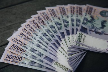 Özbek banknotlar. Elli bin Özbek toplamları