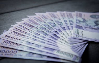 Özbek banknotlar. Elli bin Özbek toplamları
