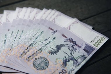 Özbek banknotlar. Elli bin Özbek toplamları
