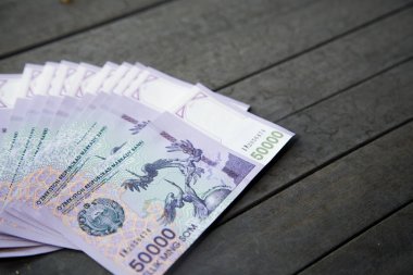 Özbek banknotlar. Elli bin Özbek toplamları