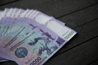 Özbek banknotlar. Elli bin Özbek toplamları