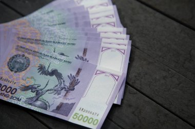 Özbek banknotlar. Elli bin Özbek toplamları