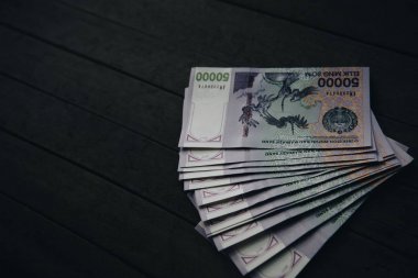 Özbek banknotlar. Elli bin Özbek toplamları