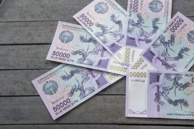 Özbek banknotlar. Elli bin Özbek toplamları