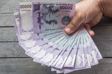 Özbek banknotlar. Elli bin Özbek toplamları