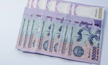 Özbek banknotlar. Elli bin Özbek toplamları