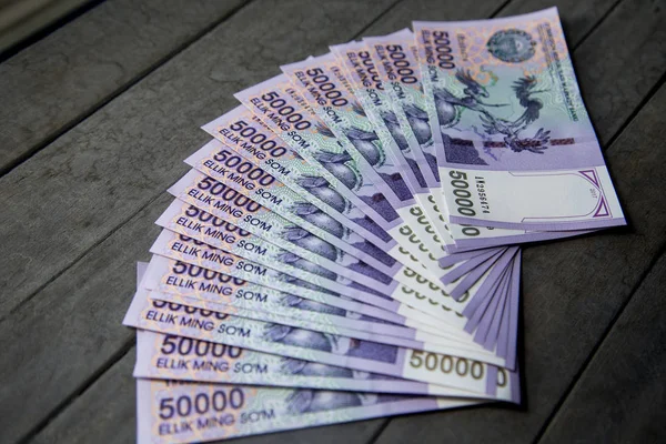 Özbek banknotlar. Elli bin Özbek toplamları