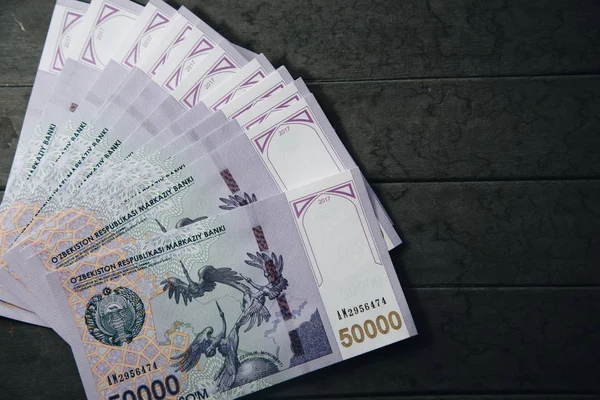 Özbek banknotlar. Elli bin Özbek toplamları