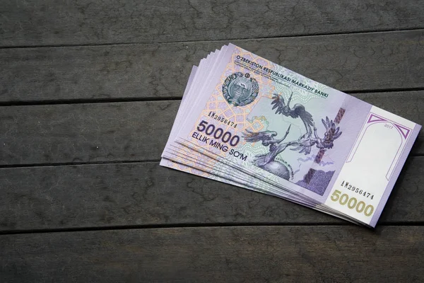 Özbek banknotlar. Elli bin Özbek toplamları