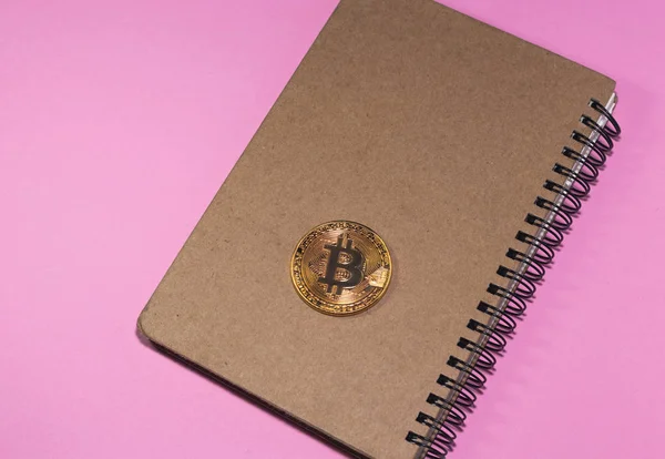 Plat lag foto met notitieboekje en Bitcoin — Stockfoto