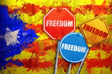 Siyasi sloganı trafik işaretleri şeklinde özgürlük Catalonia bayrağı ile arka planda