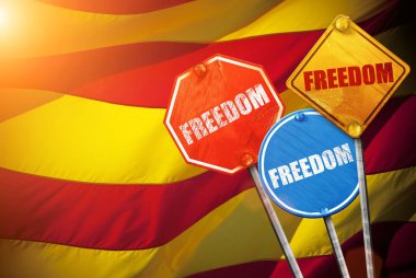 Siyasi sloganı trafik işaretleri şeklinde özgürlük Catalonia bayrağı ile arka planda