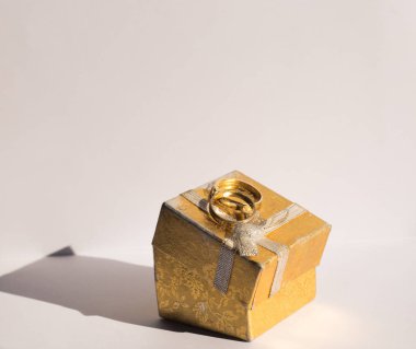 Takı hediye kutusu ve iki yüzük. Düğün tasarım öğeleri.