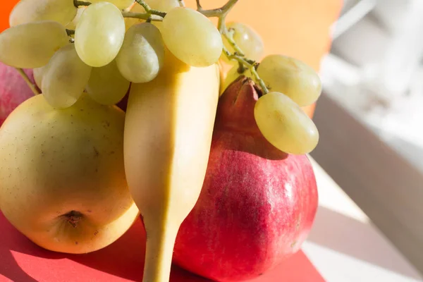 Fruit Platter närbild: gyllene äpple, banan, granat äpple och vindruvor — Stockfoto