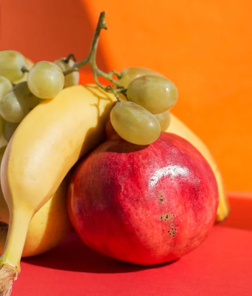 Uppsättning av färska frukter: gyllene äpple, banan, granatäpple och druvor — Stockfoto