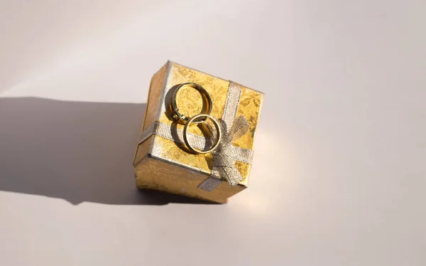 La caja de regalo de joyas y dos anillos. Elementos de diseño de boda . — Foto de Stock