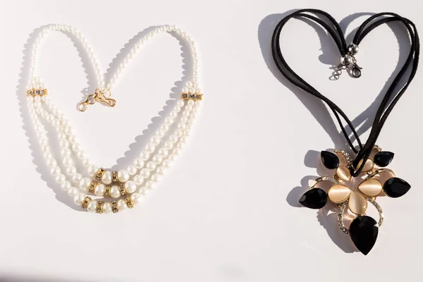 Vackra smycken insamling på vitt. Svartvitt halsband — Stockfoto