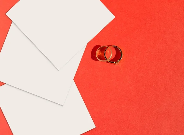 Anillos de boda y notas recordatorias en blanco — Foto de Stock