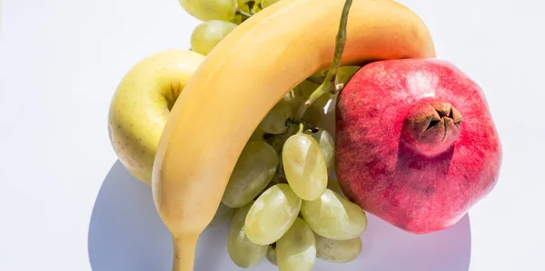 Набор свежих фруктов: золотое яблоко, банан, гранат и виноград — стоковое фото