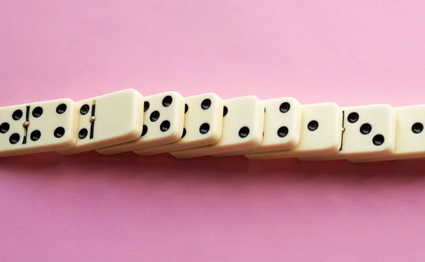 Zerstörte Dominosteine auf rosa — Stockfoto