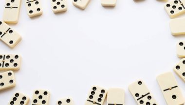 Beyaz köşelerinde tüm Domino
