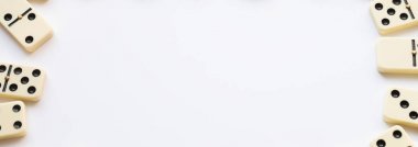 Beyaz köşelerinde tüm Domino