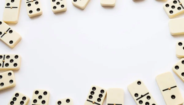 Dominosteine in allen Ecken auf weiß — Stockfoto