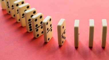 Pembe üzerinde Domino