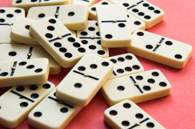 Grup Pink üzerinde Domino