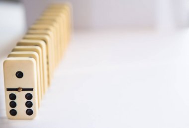 Beyaz arkaplanda domino.