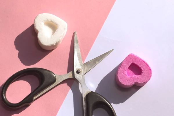 Socker godis på olika sidor och sax, som en symbol för separation av älskare — Stockfoto