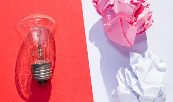 Idea Concezione. Una lampadina su sfondo diviso dall'alto . — Foto Stock