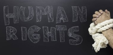 İnsan hakları kavramı: metin karşı insan zincirleme: tahtada yazılı insan hakları günü.