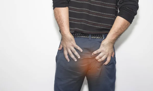 Hemoroid kıçına acı içinde tutan adamla