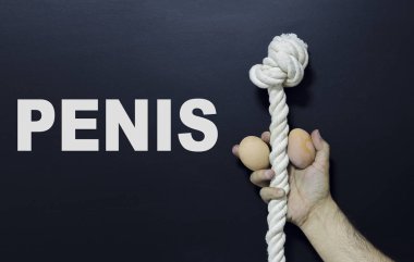 Yazılı metin: ip ve iki yumurta erkek penis sembolü olarak tutarak Penis adam