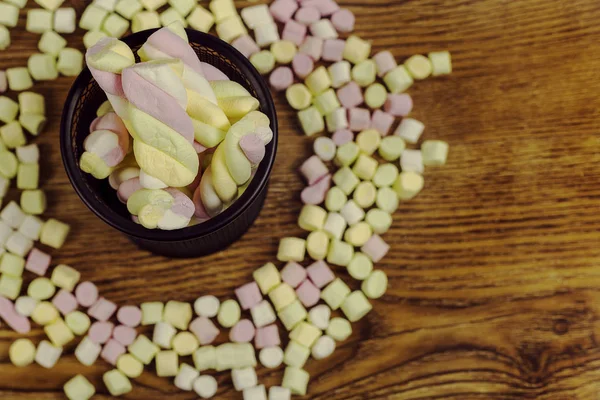Fehérmályva cukorka elhelyezett egy kosárban, ezen a környéken: a candies.valentine nap és a szeretet fogalmát a fából készült háttér — Stock Fotó
