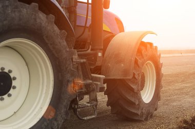 Traktörün kırpılmış açık. Sabah erken yatay görünümünde