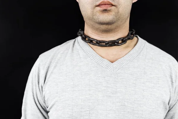 在黑暗背景下的人脖子链。受害者 — 图库照片