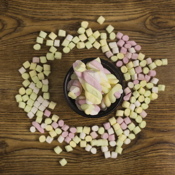 Marshmallow manisan ditempatkan di keranjang sekitar hari pencalonan. valentine 's hari dan cinta konsep di latar belakang kayu — Stok Foto