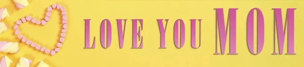 Текст День Святого Валентина в форме сердца из сладостей. концепция любви на желтом фоне — стоковое фото