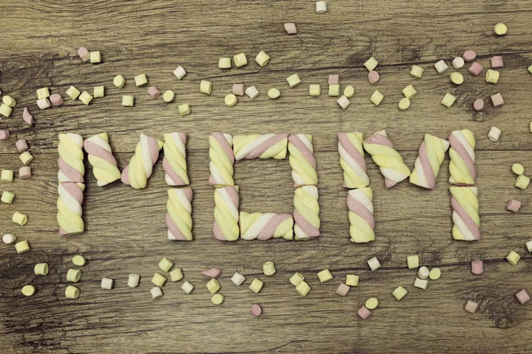 Text Mamma skrivet med marshmallows. Mors dag koncept. Spring semester. På trä bakgrund. — Stockfoto